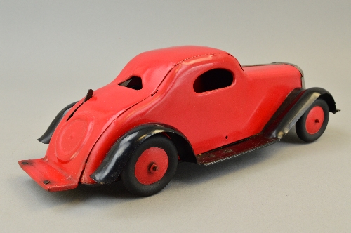 A MARX TINPLATE CLOCKWORK SALOON CAR, British made, red body and hubs, black chassis and - Bild 2 aus 3