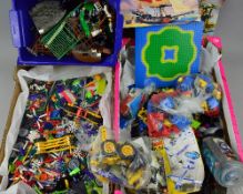 A QUANTITY OF UNBOXED AND ASSORTED MODERN LEGO, to include Bionicle figures, Forbidden Island Pirate