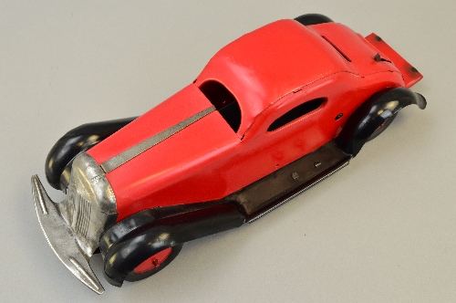 A MARX TINPLATE CLOCKWORK SALOON CAR, British made, red body and hubs, black chassis and - Bild 3 aus 3