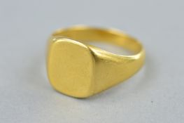 A LATE 20TH CENTURY 18CT GOLD GENT'S SIGNET RING, ring size T, hallmarked 18ct gold, London,