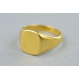 A LATE 20TH CENTURY 18CT GOLD GENT'S SIGNET RING, ring size T, hallmarked 18ct gold, London,