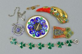 AN ASSORTED JEWELLERY COLLECTION, to include a silver enamelled three-leaf clover bracelet,