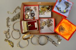 TWO TRAYS OF MIXED SILVER AND OTHER JEWELLERY