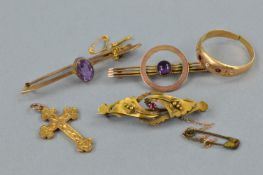 AN EARLY 20TH CENTURY COLLECTION OF JEWELLERY, to include two single stone amethyst bar brooches,