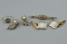 A MISCELLANEOUS JEWELLERY COLLECTION, to include a garnet and split pearl bar brooch, a mother of