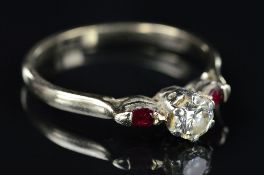 A LATE 20TH CENTURY THREE STONE DIAMOND AND RUBY RING, estimated modern round brilliant cut weight