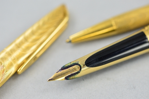 A GOLD COLOURED WATERMANS FOUNTAIN AND BALLPOINT PEN SET, stamped plaque or G, the fountain pen is - Image 3 of 3