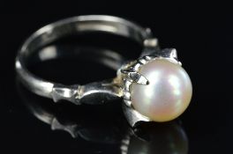 A LATE 20TH CENTURY SINGLE STONE CULTURED PEARL RING, one Akoya cultured pearl measuring