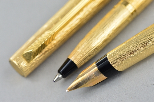 A PARKER 105 FOUNTAIN PEN AND BALL PEN SET, rolled gold bark effect, the ball pen with plastic label - Image 4 of 4