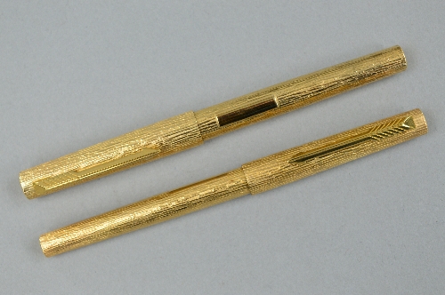 A PARKER 105 FOUNTAIN PEN AND BALL PEN SET, rolled gold bark effect, the ball pen with plastic label - Image 2 of 4