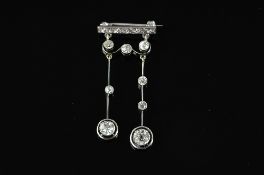 AN EARLY 20TH CENTURY DIAMOND NEGLIGEE PENDANT BROOCH, supporting two principle old European cut