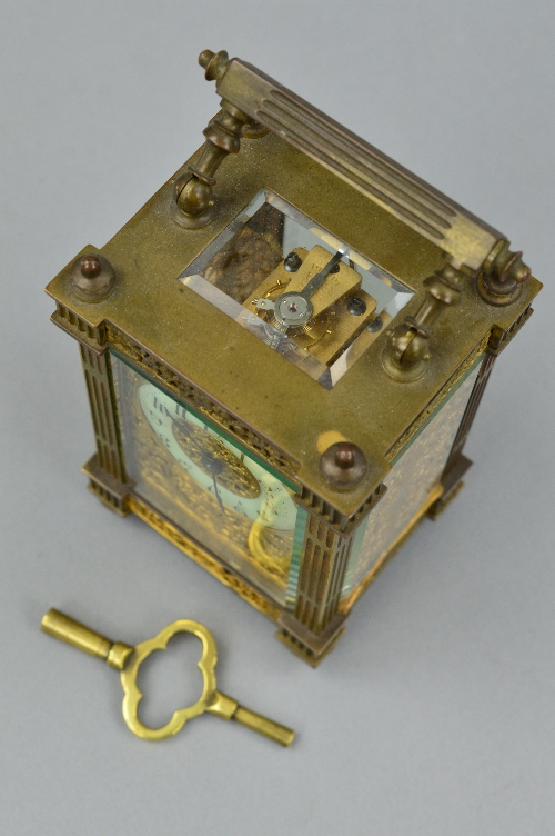 A LATE 19TH CENTURY GILT BRASS CARRIAGE CLOCK, the handle and four columns of square fluted - Bild 4 aus 5