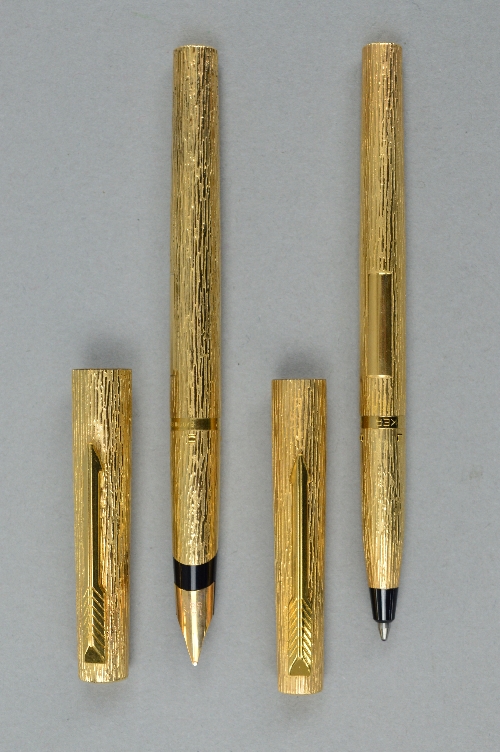 A PARKER 105 FOUNTAIN PEN AND BALL PEN SET, rolled gold bark effect, the ball pen with plastic label - Image 3 of 4