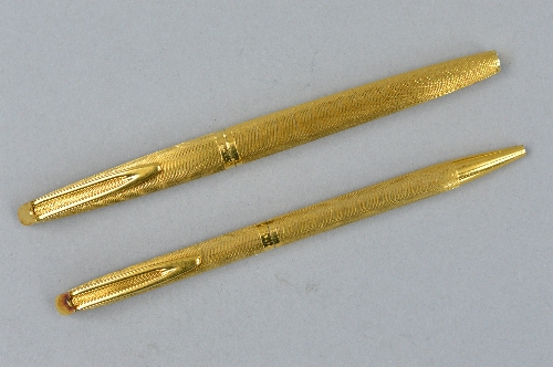 A GOLD COLOURED WATERMANS FOUNTAIN AND BALLPOINT PEN SET, stamped plaque or G, the fountain pen is