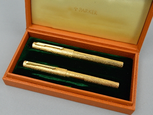 A PARKER 105 FOUNTAIN PEN AND BALL PEN SET, rolled gold bark effect, the ball pen with plastic label