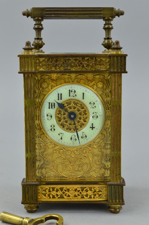 A LATE 19TH CENTURY GILT BRASS CARRIAGE CLOCK, the handle and four columns of square fluted - Bild 5 aus 5