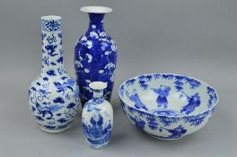 A LATE 19TH CENTURY CHINESE BLUE AND WHITE PORCELAIN BOWL, decorated with figures and foliage,