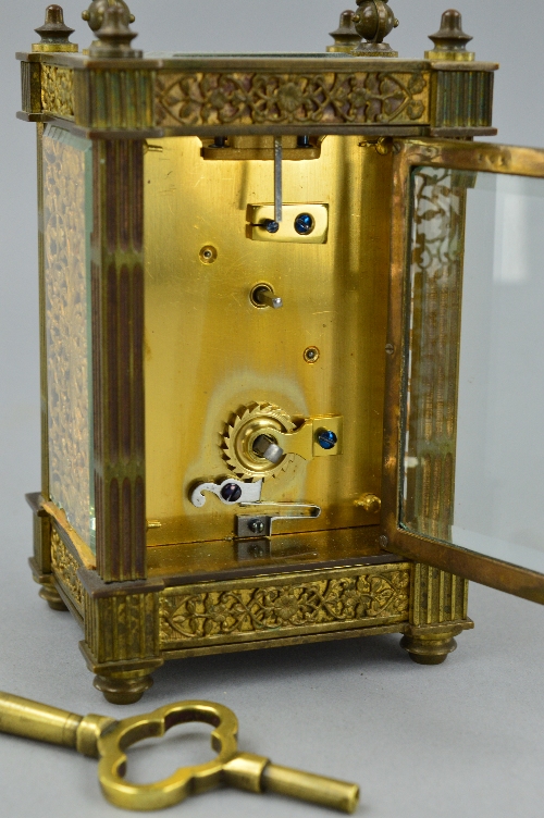A LATE 19TH CENTURY GILT BRASS CARRIAGE CLOCK, the handle and four columns of square fluted - Bild 3 aus 5