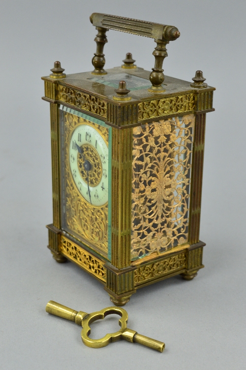 A LATE 19TH CENTURY GILT BRASS CARRIAGE CLOCK, the handle and four columns of square fluted - Bild 2 aus 5
