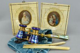 A PAIR OF EARLY 20TH CENTURY GILT METAL AND BLUE ABALONE SHELL EFFECT OPERA GLASSES, in a blue