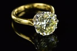 AN 18CT GOLD LARGE SINGLE STONE DIAMOND RING, diamond claw set, a transitional brilliant cut diamond