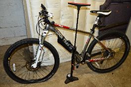 A CHRIS BOARDMAN 29TXC MOUNTAIN BIKE, and foot pump