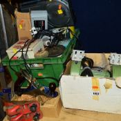 A TRAY OF POWER TOOLS, a bench grinder and a box with a Record No 04 plane and two other block