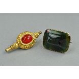 A GOLD WATCH KEY, and a gold Agate brooch