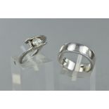 A MODERN SINGLE STONE DIAMOND RING, crossover design, a modern round brilliant cut diamond,