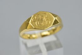 AN 18CT SIGNET RING, ring size R, approximate weight 9.9 grams