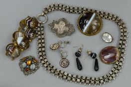 A VINTAGE BANDED AGATE COLLECTION, to include a circular brooch and matching panel link bracelet,