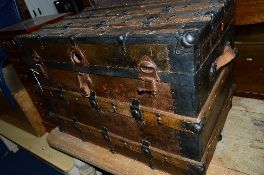 A VINTAGE WOODEN AND METAL BANDED TRAVELLING TRUNK, approximate size width 82cm x depth 50cm x