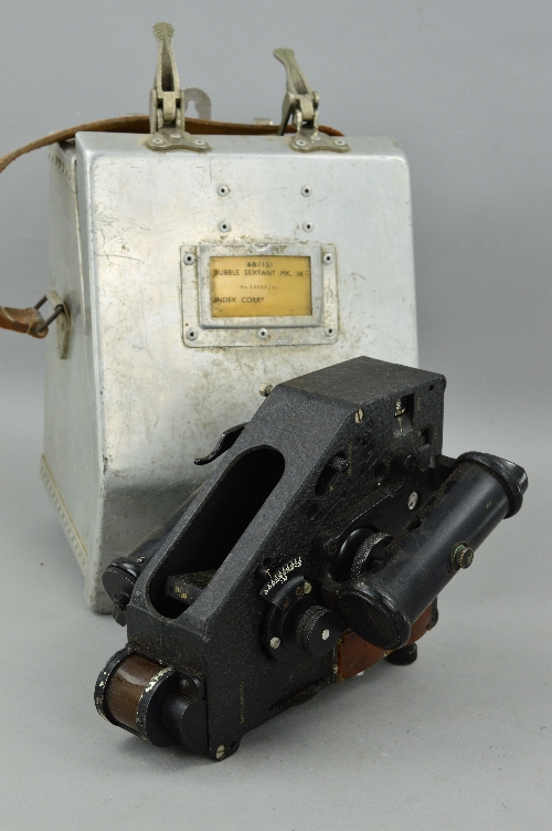 A BOXED WWII ERA BUBBLE SEXTANT MKIX, box is aluminium, sextant is all complete with electrical - Image 2 of 3