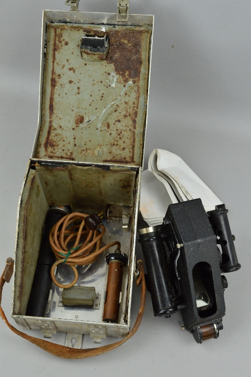 A BOXED WWII ERA BUBBLE SEXTANT MKIX, box is aluminium, sextant is all complete with electrical - Image 3 of 3