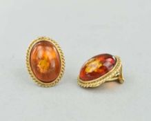 A PAIR OF AMBER EARRINGS, featuring an oval cabachon of modified amber, with rope twist surround,