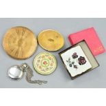 FIVE VINTAGE COMPACTS, to include a Stratton compact with flower design and musical feature