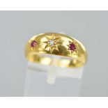 AN EARLY 20TH CENTURY 18CT GOLD RUBY AND DIAMOND RING, designed as a central diamond flanked by