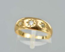 AN EARLY 20TH CENTURY 18CT GOLD DIAMOND RING, designed as three old cut diamonds within star