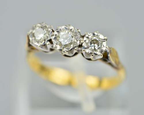 AN 18CT GOLD THREE STONE DIAMOND RING, designed as three modern round brilliant cut diamonds in