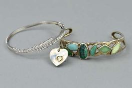 THREE ITEMS OF JEWELLERY, to include a Links of London heart charm, a green gem torque bangle and