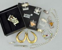 A MIXED LOT OF JEWELLERY, to include a three stone diamond ring, a pair of mixed gem hoop