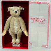 A BOXED STEIFF TEDDY BEAR, 1983 REPLICA OF 1902 RICHARD STEIFF, No 0152/32, short grey mohair,