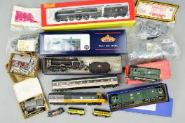 A QUANTITY OF BOXED AND UNBOXED OO GAUGE MODEL RAILWAY ITEMS, to include boxed Tri-ang Class 08