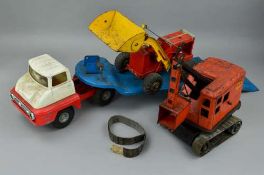 A TRI-ANG PRESSED STEEL FORD THAMES TRADER ARTICULATED LOW LOADER WITH HIGH LIFT LOADER SHOVEL,