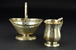 AN EDWARDIAN OVAL SILVER SWEETMEAT BASKET WITH SWING HANDLE, pierced border with reeded rims, makers