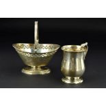 AN EDWARDIAN OVAL SILVER SWEETMEAT BASKET WITH SWING HANDLE, pierced border with reeded rims, makers