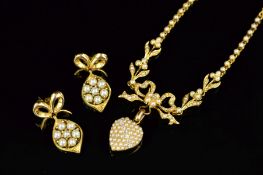 AN EDWARDIAN DIAMOND AND SPLIT PEARL CENTRE-PIECE NECKLET, centring on a fancy ribbon bow which