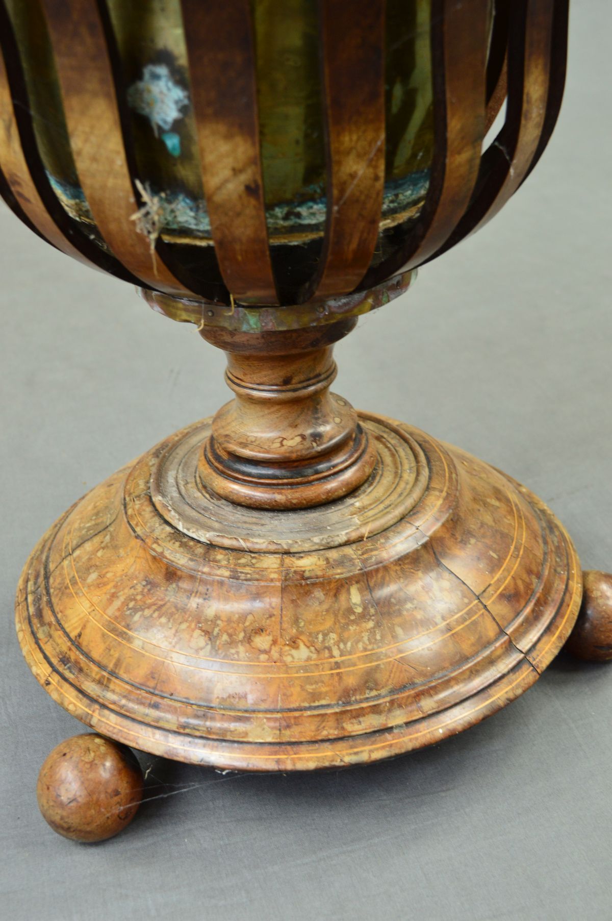 A 19TH CENTURY WALNUT STAINED AND WALNUT JARDINIERE, with boxwood stringing, circular top fitted - Bild 5 aus 6