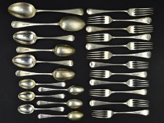 A LOOSE PART CANTEEN OF EDWARDIAN OLD ENGLISH PATTERN CUTLERY, all pieces engraved with initial 'H',
