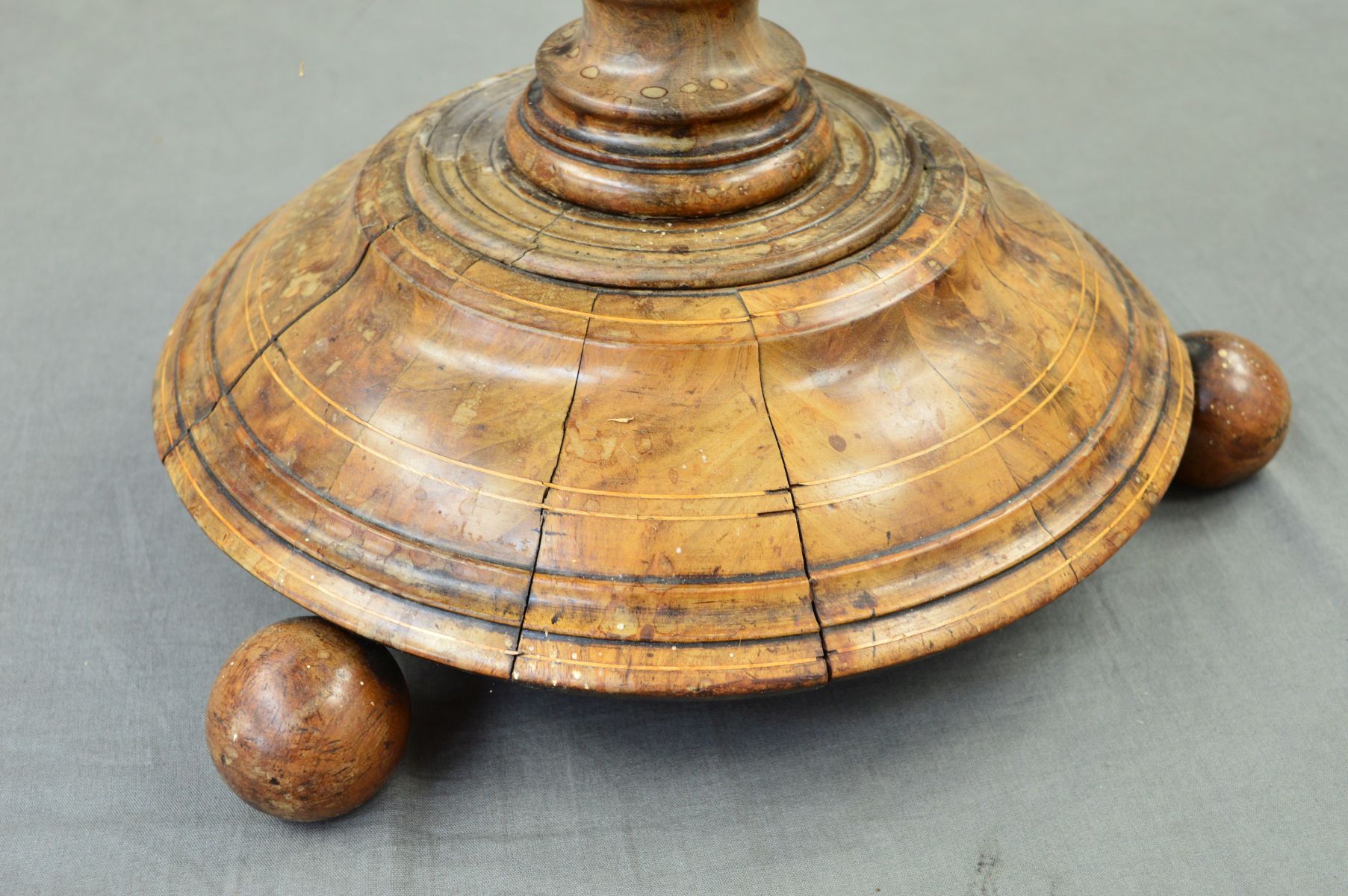 A 19TH CENTURY WALNUT STAINED AND WALNUT JARDINIERE, with boxwood stringing, circular top fitted - Bild 4 aus 6